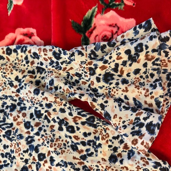 ASTR The Label Blue Multi Leopard Belle Ruffle Sleeve Blouse Women’s Medium - Picture 9 of 15